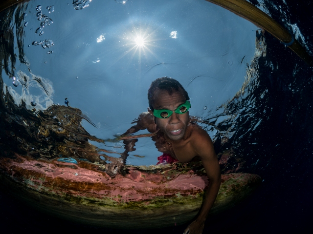pescador mergulhando prêmio de fotografia concurso de fotografia fotografia do oceano fotógrafo do oceano Ocean Photography Awards Indonésia