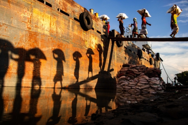 homens trabalhando no porto prêmio de fotografia concurso de fotografia Siena Photo Awards fotografia de viagem Bangladesh 