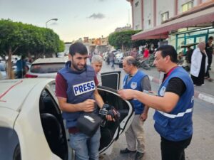 Jornalista recebe kit de proteção em Gaza