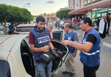 Jornalista recebe kit de proteção em Gaza