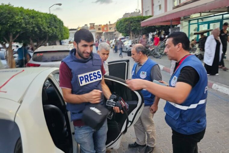 Jornalista recebe kit de proteção em Gaza