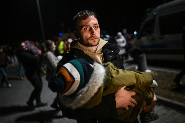 homem com criança no colo refugiados guerra ucrânia prêmio fotografia concurso de fotografia ND Awards Ucrânia