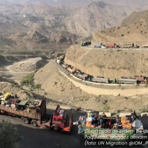 Com medo de ordem de deportação do Paquistão, afegãos deixam o país em massa
