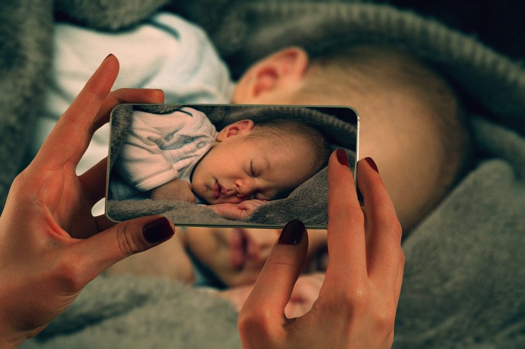 Mãe fotografando criança mídia rede social sharenting