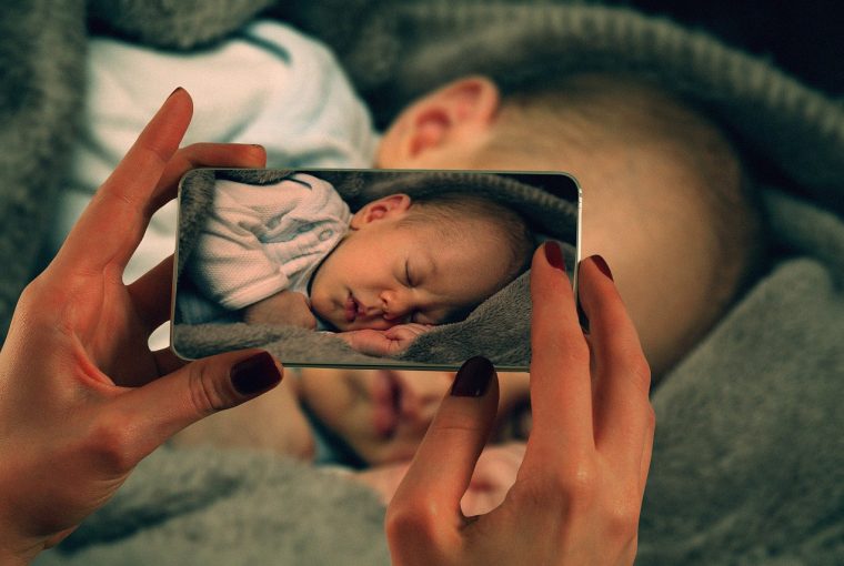 Mãe fotografando criança mídia rede social sharenting