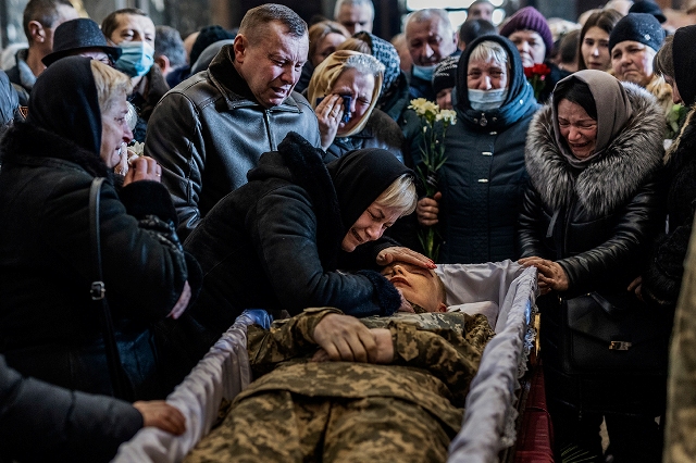 mulher chora por soldado morto guerra ucrânia prêmio fotografia concurso de fotografia ND Awards Ucrânia