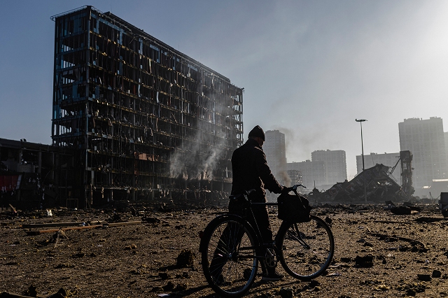 homem de bicicleta devastação guerra ucrânia prêmio fotografia concurso de fotografia ND Awards Ucrânia