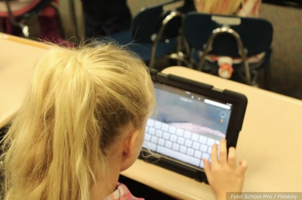 Menina usando Ipad, uma das atividades monitoradas em estudo sobre tempo de tela