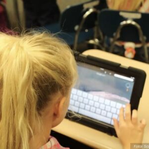 Menina usando Ipad, uma das atividades monitoradas em estudo sobre tempo de tela