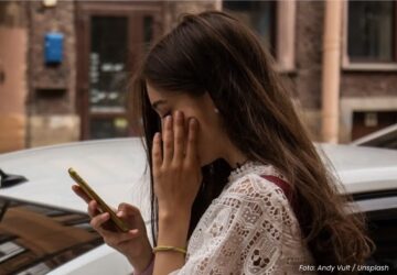 Mulher com smartphone, que apesar da evolução da tecnologia que permite criar imagens falsas na internet continua sendo arma importante de assédio a mulheres