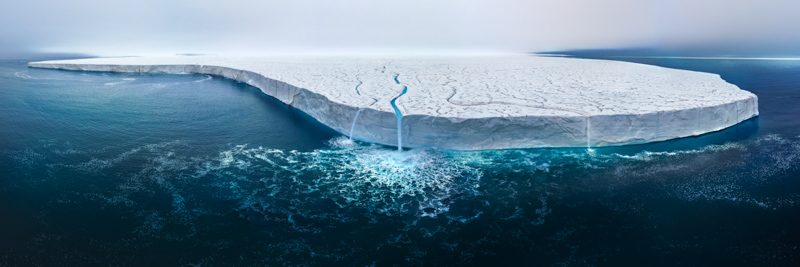 Geleira rachada na calota glacial de Austfonna, foto vencedora do NPOTY 2023 na categoria paisagem