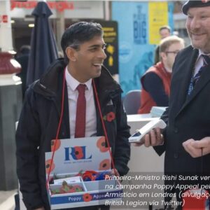 Primeiro-Ministro Rishi Sunak vende papoula na campanha Poppy Appeal pelo Dia do Armistício em Londres