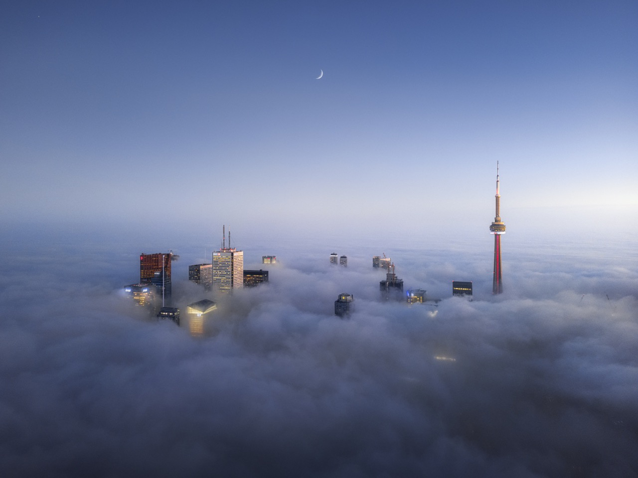 edifícios acima da névoa Canadá