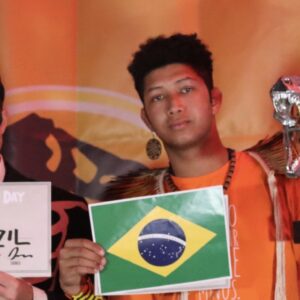 Ativistas da ONG Engajamundo recebem em Dubai o prêmio "Fóssil do Dia" concedido ao Brasil