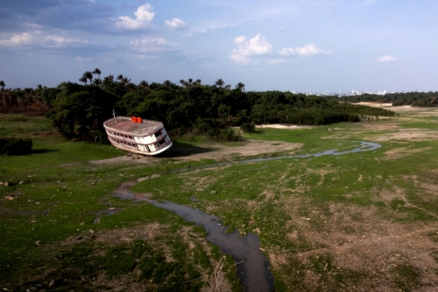 Barco encalhado no leito seco do rio Amazonas