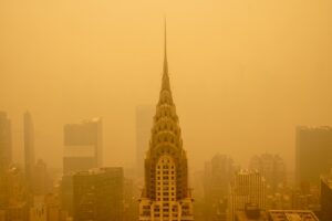 Cidade do leste dos EUA coberta por fumaça de incêndios florestais do Canadá