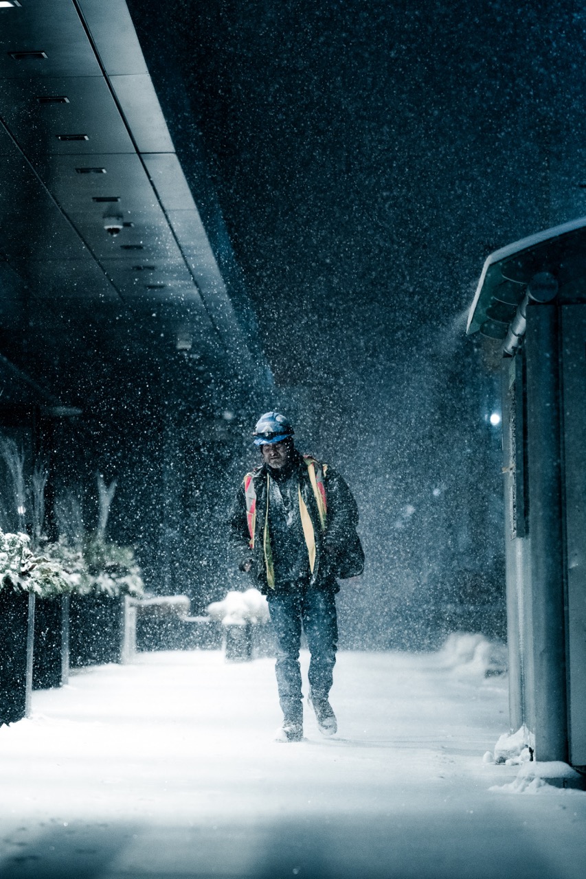 homen andando na neve Canadá