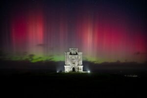 A foto da aurora boreal foi capturada no Paxton’s Tower, no País de Gales, Reino Unido