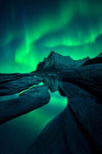Aurora boreal em tons de verde que parecem cobras foi capturada na Noruega