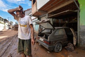 Mudança climática fotojornalismo homem enchente Minas Gerais