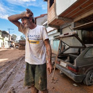 Mudança climática fotojornalismo homem enchente Minas Gerais