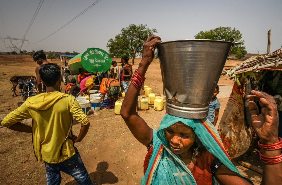 Pessoas carregando água seca Índia mudança climática 