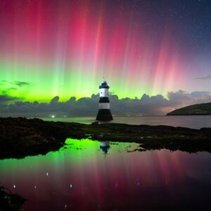 A imagem foi capturada no País de Gales e mostra a aurora boreal refletida em uma piscina de água salgada