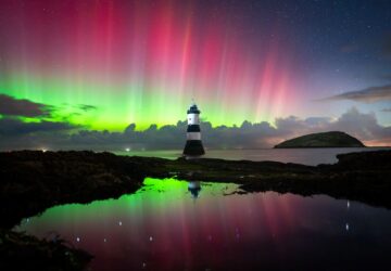 A imagem foi capturada no País de Gales e mostra a aurora boreal refletida em uma piscina de água salgada