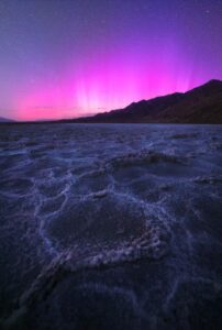 A aurora boreal em tons de rosa no céu do Parque Nacional do Vale da Morte, nos EUA