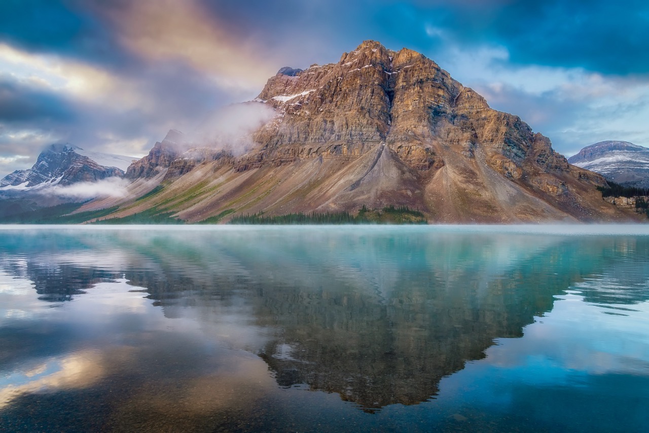 montanha refletida na água Canadá