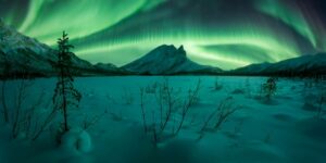 A Montanha Sukakpak no Alasca e a aurora boreal em tons de verde