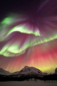 Capturada na Noruega a colorida aurora boreal foi uma das imagens selecionadas entre as melhores do ano