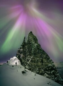 Aurora boreal capturada em uma plataforma nevada na Noruega