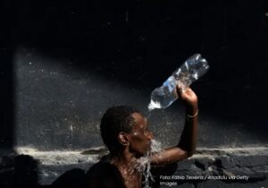 Homem se refresca com água no Rio de Janeiro durante onda de calor provocada pelo El Niño