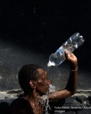 Homem se refresca com água no Rio de Janeiro durante onda de calor provocada pelo El Niño
