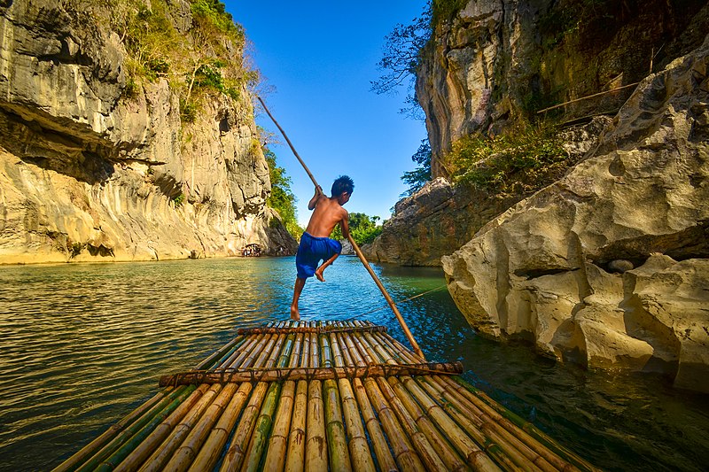 criança remando Parque Minalungao Filipinas fotografia de natureza