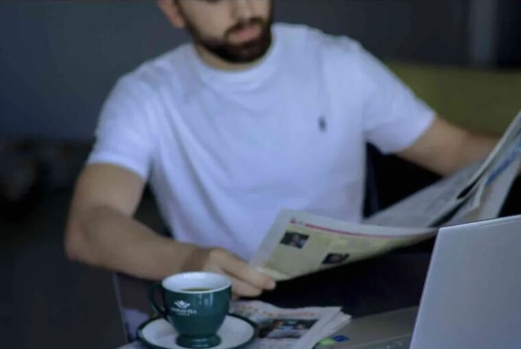 Homem lendo jornal