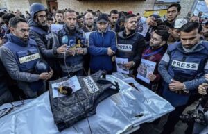 Funeral de um dos jornalistas que morreram em Gaza vítimas de bombardeios