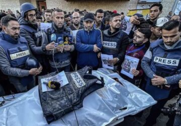 Funeral de um dos jornalistas que morreram em Gaza vítimas de bombardeios