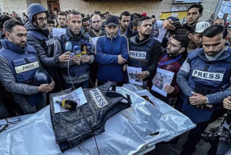 Funeral de um dos jornalistas que morreram em Gaza vítimas de bombardeios