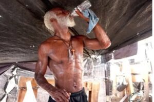 Homem se refresca em onda de calor nos EUA