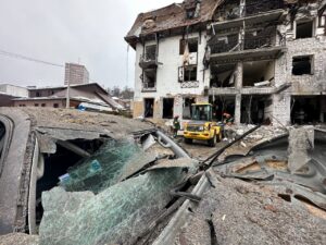 Hotel de jornalistas na Ucrânia destruído em bombardeio 