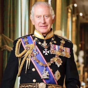 Rei Charles III em retrato oficial no Castelo de Windsor