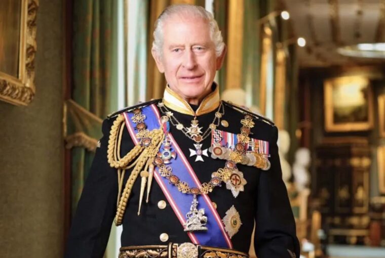 Rei Charles III em retrato oficial no Castelo de Windsor