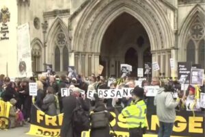 Apoiadores de Julian Assange reunidos diante do Supremo Tribunal britânico, em Londres, onde está sendo julgado o último recurso contra a extradição