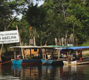 Barcos no porto da comunidade do Abelha, em Manaus