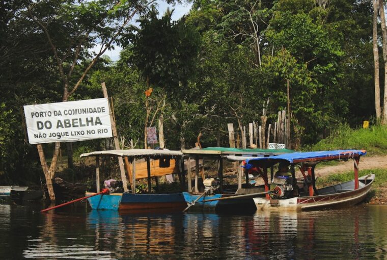 Barcos no porto da comunidade do Abelha, em Manaus