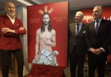 Apresentação do cartaz com imagem de Jesus em campanha da Páscoa em Sevilha, Espanha