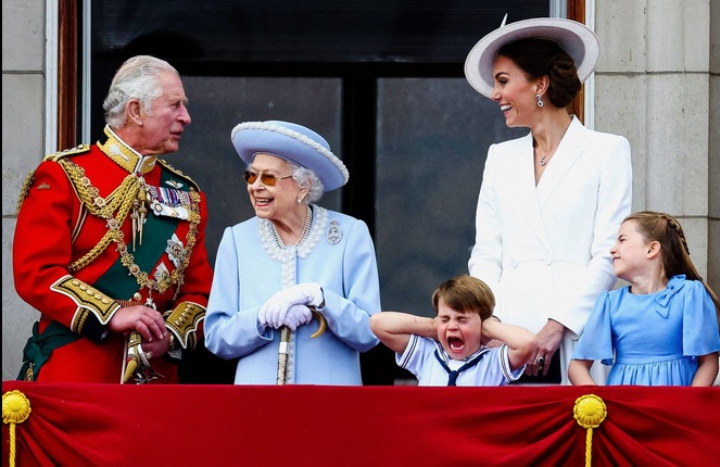 Foto do príncipe Louis com as mãos no ouvido junto com a família real no Jubileu da rainha prêmio de fotojornalismo BPPA Londres