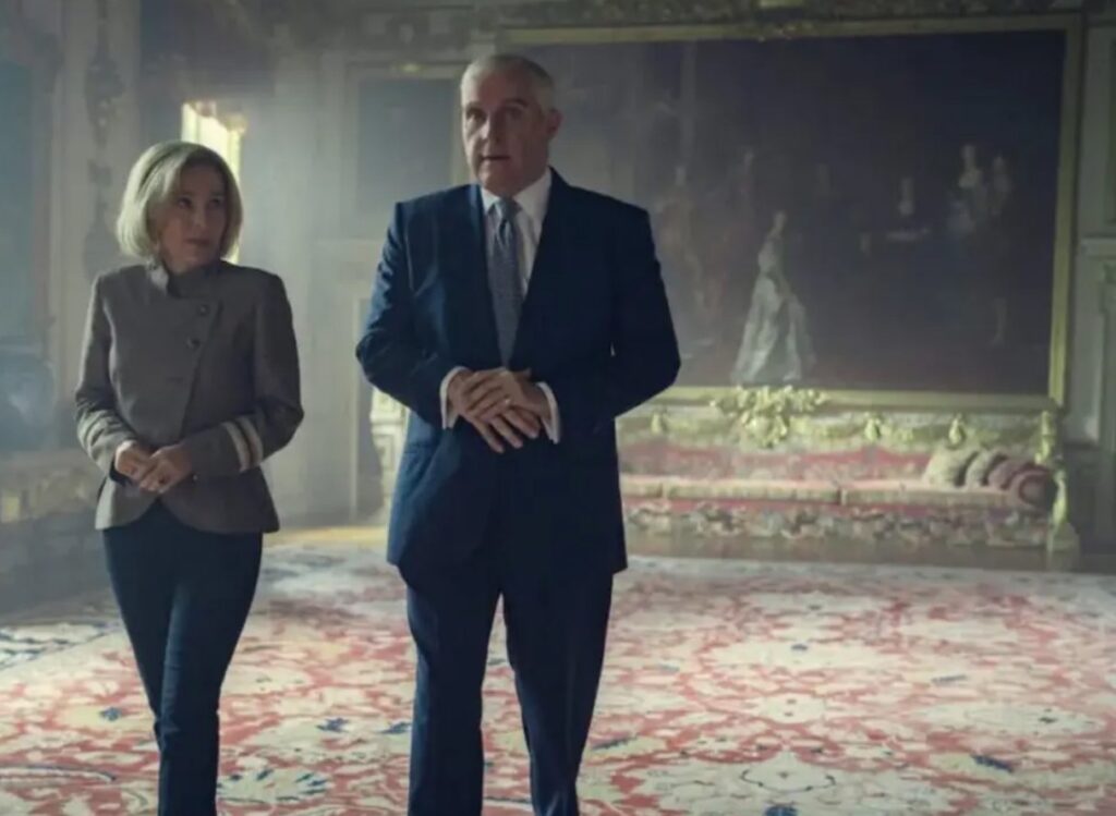 cena do filme da Netflix sobre a entrevista do príncipe Andrew à Emily Maitlis, da BBC, no Palácio de Buckingham